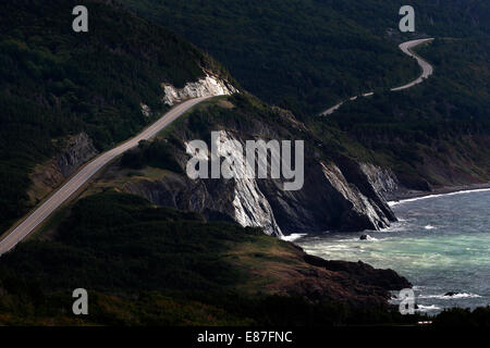 The Cabot Trail highway runs along a cliff face, Cape Breton Highlands National Park, Nova Scotia, Canada Banque D'Images