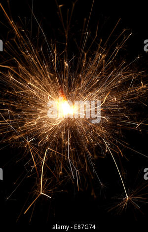 Burning sparkler devant un fond noir Banque D'Images