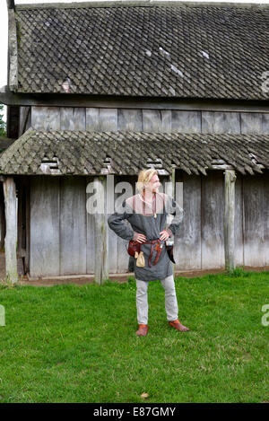 Docent en dehors de la longue maison reconstruite, Trelleborg, Slagelse, Danemark 140816 62318  Banque D'Images