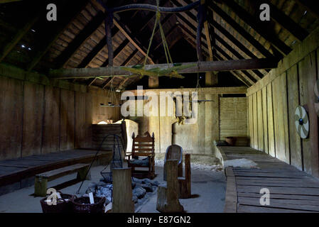 L'intérieur de la longue maison reconstruite, Trelleborg, Slagelse, Danemark 140816 62324  Banque D'Images