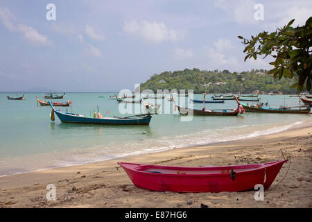 Bateaux sur la plage de Rawai à Phuket, Thaïlande Banque D'Images