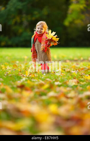 Petite fille qui marche dans le parc Banque D'Images