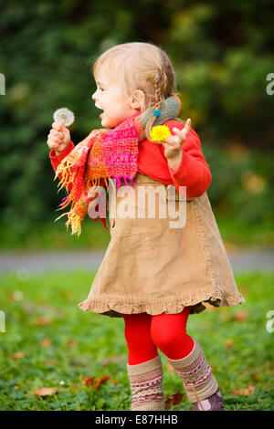 Petite fille qui marche dans le parc Banque D'Images