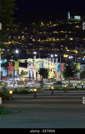 Bulevar 24 de Mayo dans le centre-ville historique a photographié à nuit à Quito, Equateur Banque D'Images