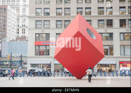 Isamu Noguchi's Cube Rouge sur la place en face de 140 Broadway dans Lower Manhattan a été installé en 1968. Banque D'Images
