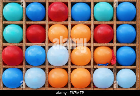 Ballons de couleur dans les cellules en bois. Banque D'Images