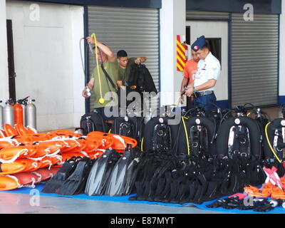 Villamor Airbase, Philippines. 2 octobre, 2014. Général commandant de l'armée de l'Air Philippine, LTGEN. Jeffrey Delgado a mené l'inspection des avions de recherche et de sauvetage et des équipements de remise en forme, et de membres de la force aérienne pour l'assistance humanitaire en cas de catastrophe (HADR) comme préparation pour une éventuelle éruption volcanique et sismique à Mt. Mayon dans la province d'Albay et autres catastrophes naturelles au cours de la saison de la mousson dans les Philippines. Sherbien Dacalanio : Crédit / Alamy Live News Banque D'Images