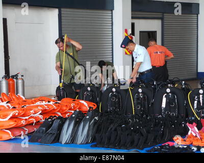 Villamor Airbase, Philippines. 2 octobre, 2014. Général commandant de l'armée de l'Air Philippine, LTGEN. Jeffrey Delgado a mené l'inspection des avions de recherche et de sauvetage et des équipements de remise en forme, et de membres de la force aérienne pour l'assistance humanitaire en cas de catastrophe (HADR) comme préparation pour une éventuelle éruption volcanique et sismique à Mt. Mayon dans la province d'Albay et autres catastrophes naturelles au cours de la saison de la mousson dans les Philippines. Sherbien Dacalanio : Crédit / Alamy Live News Banque D'Images