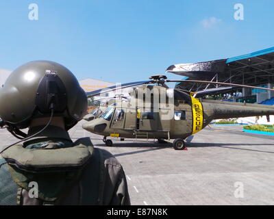 Villamor Airbase, Philippines. 2 octobre, 2014. Général commandant de l'armée de l'Air Philippine, LTGEN. Jeffrey Delgado a mené l'inspection des avions de recherche et de sauvetage et des équipements de remise en forme, et de membres de la force aérienne pour l'assistance humanitaire en cas de catastrophe (HADR) comme préparation pour une éventuelle éruption volcanique et sismique à Mt. Mayon dans la province d'Albay et autres catastrophes naturelles au cours de la saison de la mousson dans les Philippines. Sherbien Dacalanio : Crédit / Alamy Live News Banque D'Images