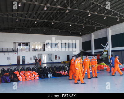 Villamor Airbase, Philippines. 2 octobre, 2014. Général commandant de l'armée de l'Air Philippine, LTGEN. Jeffrey Delgado a mené l'inspection des avions de recherche et de sauvetage et des équipements de remise en forme, et de membres de la force aérienne pour l'assistance humanitaire en cas de catastrophe (HADR) comme préparation pour une éventuelle éruption volcanique et sismique à Mt. Mayon dans la province d'Albay et autres catastrophes naturelles au cours de la saison de la mousson dans les Philippines. Sherbien Dacalanio : Crédit / Alamy Live News Banque D'Images