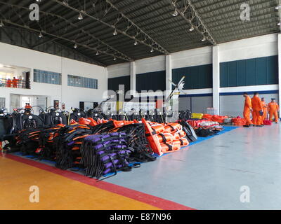 Villamor Airbase, Philippines. 2 octobre, 2014. Général commandant de l'armée de l'Air Philippine, LTGEN. Jeffrey Delgado a mené l'inspection des avions de recherche et de sauvetage et des équipements de remise en forme, et de membres de la force aérienne pour l'assistance humanitaire en cas de catastrophe (HADR) comme préparation pour une éventuelle éruption volcanique et sismique à Mt. Mayon dans la province d'Albay et autres catastrophes naturelles au cours de la saison de la mousson dans les Philippines. Sherbien Dacalanio : Crédit / Alamy Live News Banque D'Images