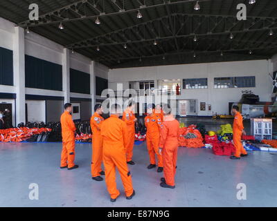 Villamor Airbase, Philippines. 2 octobre, 2014. Général commandant de l'armée de l'Air Philippine, LTGEN. Jeffrey Delgado a mené l'inspection des avions de recherche et de sauvetage et des équipements de remise en forme, et de membres de la force aérienne pour l'assistance humanitaire en cas de catastrophe (HADR) comme préparation pour une éventuelle éruption volcanique et sismique à Mt. Mayon dans la province d'Albay et autres catastrophes naturelles au cours de la saison de la mousson dans les Philippines. Sherbien Dacalanio : Crédit / Alamy Live News Banque D'Images