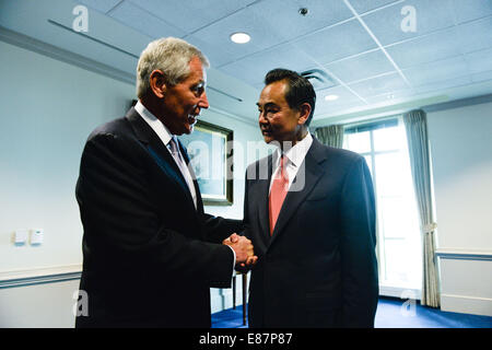 Washington, DC, USA. 1 octobre, 2014. Le Ministre chinois des affaires étrangères Wang Yi (R) rencontre avec Secrétaire américain à la défense Chuck Hagel à Washington, DC, États-Unis, le 1 er octobre 2014. Credit : Bao Dandan/Xinhua/Alamy Live News Banque D'Images