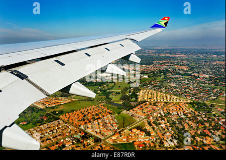 Aile d'un Airbus en vol, avec winglet et le logo de l'ISL, South African Airways, banlieue de Johannesburg à l'arrière Banque D'Images