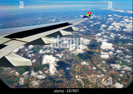 Aile d'un Airbus en vol, avec winglet et le logo de l'ISL, South African Airways, banlieue de Johannesburg à l'arrière Banque D'Images