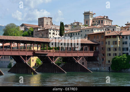 Pont en bois Ponte degli Alpini sur la rivière Brenta, Bassano del Grappa, province de Vicenza, Vénétie, Italie Banque D'Images