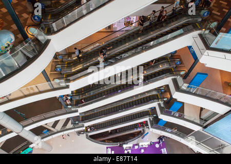 Escalator, Centre Commercial Terminal 21, Sukhumvit Road, Bangkok, Thaïlande Banque D'Images