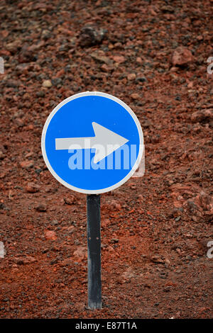 Panneau de circulation, flèche à droite, le Parc National de Timanfaya, Montañas del Fuego, Montagnes de Feu, Lanzarote, îles Canaries, Espagne Banque D'Images