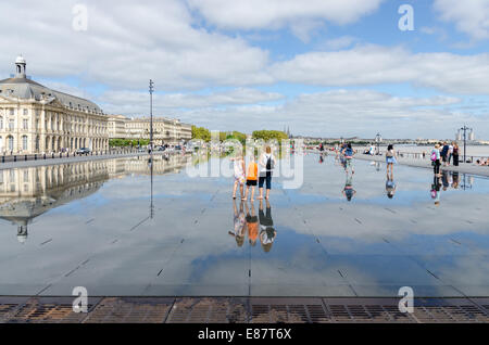 Le miroir de l'eau Miroir d'eau en face du Palais de la Bourse dans la ville de Bordeaux Banque D'Images