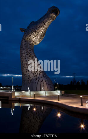 L'un des Kelpies éclairés la nuit à l'helice sur le Forth and Clyde Canal près de Falkirk, Ecosse centrale. Banque D'Images