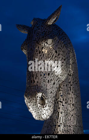 L'un des Kelpies éclairés la nuit à l'helice sur le Forth and Clyde Canal près de Falkirk, Ecosse centrale. Banque D'Images