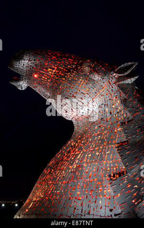 L'un des Kelpies éclairés la nuit à l'helice sur le Forth and Clyde Canal près de Falkirk, Ecosse centrale. Banque D'Images