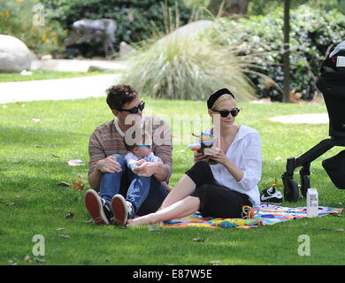 Jaime King et mari Kyle Newman profiter de temps avec leur fils James à Coldwater Park comprend : Jaime King,Kyle Newman,James Newman Où : West Hollywood, California, United States Quand : 29 Mars 2014 Banque D'Images