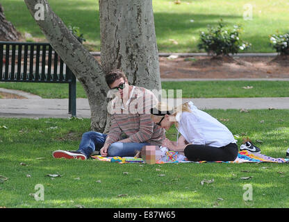 Jaime King et mari Kyle Newman profiter de temps avec leur fils James à Coldwater Park comprend : Jaime King,Kyle Newman,James Newman Où : West Hollywood, California, United States Quand : 29 Mars 2014 Banque D'Images