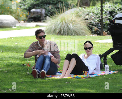 Jaime King et mari Kyle Newman profiter de temps avec leur fils James à Coldwater Park comprend : Jaime King,Kyle Newman,James Newman Où : West Hollywood, California, United States Quand : 29 Mars 2014 Banque D'Images