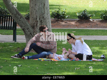 Jaime King et mari Kyle Newman profiter de temps avec leur fils James à Coldwater Park comprend : Jaime King,Kyle Newman,James Newman Où : West Hollywood, California, United States Quand : 29 Mars 2014 Banque D'Images