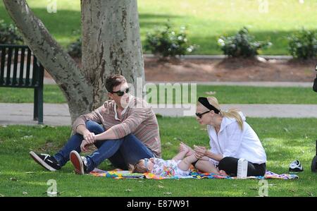 Jaime King et mari Kyle Newman profiter de temps avec leur fils James à Coldwater Park comprend : Jaime King,Kyle Newman,James Newman Où : Los Angeles, California, United States Quand : 29 Mars 2014 Banque D'Images