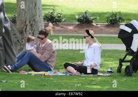 Jaime King et mari Kyle Newman profiter de temps avec leur fils James à Coldwater Park comprend : Jaime King,Kyle Newman,James Newman Où : Los Angeles, California, United States Quand : 29 Mars 2014 Banque D'Images