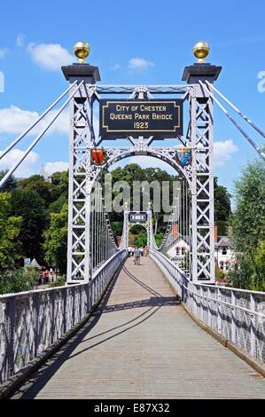 Vue sur la rivière Dee aka Pont suspendu pont suspendu de Queens Park, Chester, Cheshire, Angleterre, Royaume-Uni, Europe de l'Ouest. Banque D'Images