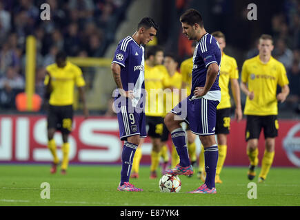 Anderlecht, Belgique. 1 octobre, 2014. Matias Suarez (C-L) et Aleksandar Mitrovic du RSC Anderlecht réagit au cours de la Ligue des champions de l'UEFA GROUPE D match de football entre le RSC Anderlecht et Borussia Dortmund au stade Constant Vanden Stock à Anderlecht, Belgique, 01 octobre 2014. Dpa : Crédit photo alliance/Alamy Live News Banque D'Images