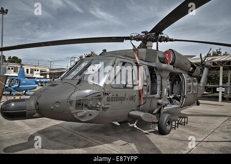 Hélicoptère militaire Sikorsky utilisé par les forces armées thaïlandaises. Thaïlande S. E. Asie. Hélicoptère stationné Banque D'Images