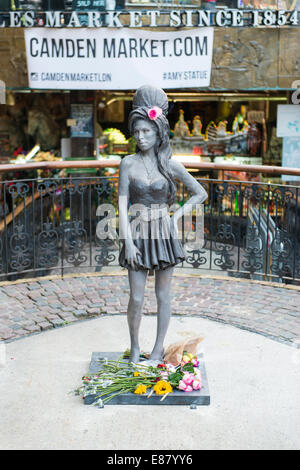 Londres, Royaume-Uni - 17 SEPTEMBRE : statue en bronze de la fin de la chanteuse Amy Winehouse dans Camden Town. Il a été dévoilé sur ce qu'il aurait été Banque D'Images