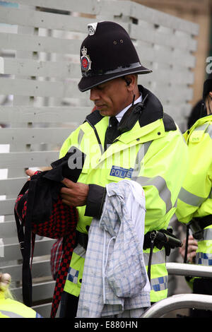 Effectuer des recherches de la Police des drogues dans les rues de Manchester. Rechercher un membre de la police de son sac près de l'URBIS. Pict Banque D'Images