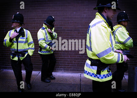 Effectuer des recherches de la Police des drogues dans les rues de Manchester. Déployer des agents de police sur Market Street. Banque D'Images