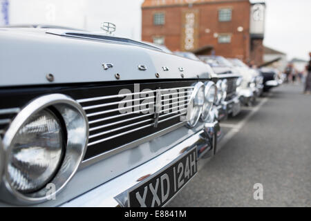 Ford Zodiac Classic motor car grill avec badge dans une rangée avec d'autres voitures classiques à un rassemblement sur l'île de Wight, Angleterre. Banque D'Images