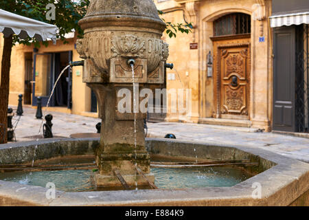 Fontaine antique de la partie ancienne de la ville d'Aix en Provence, PACA, France, architecture typique de Provence Banque D'Images