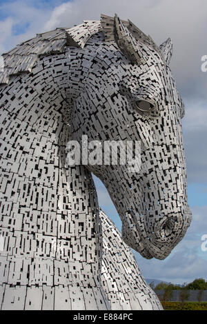 Les Kelpies Sculptures à cheval aux côtés de la Forth & Clyde Canal et l'autoroute M8 à Falkirk en Ecosse Banque D'Images