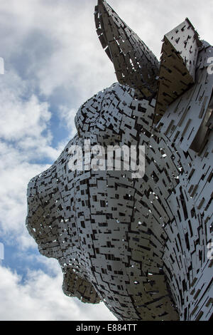 Les Kelpies Sculptures à cheval aux côtés de la Forth & Clyde Canal et l'autoroute M8 à Falkirk en Ecosse Banque D'Images