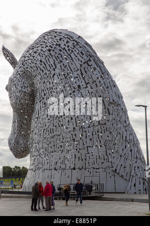 Les Kelpies Sculptures à cheval aux côtés de la Forth & Clyde Canal et l'autoroute M8 à Falkirk en Ecosse Banque D'Images