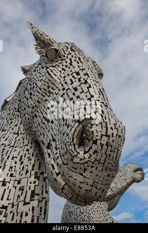 Les Kelpies Sculptures à cheval aux côtés de la Forth & Clyde Canal et l'autoroute M8 à Falkirk en Ecosse Banque D'Images