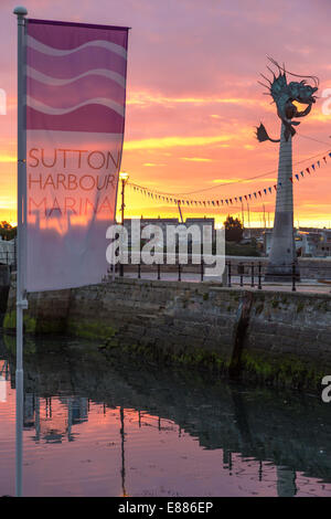 Lever du soleil à Sutton Harbour Marina, la barbacane, Plymouth. Près du Mayflower Steps Banque D'Images