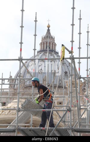 Rome, Italie. 1er octobre 2014. Achèvement de la restauration de la fontaine sur la place Saint Pierre, Vatican, Rome, Italie. Credit : Gari Wyn Williams / Alamy Live News Banque D'Images