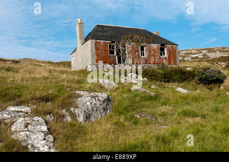 Un semi-épaves rouillées, bâtiment en tôle ondulée sur l'île de Scalpay des Hébrides. Banque D'Images