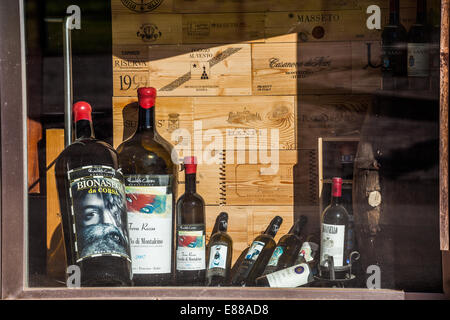 Grandes bouteilles vin affichée en vitrine d'un magasin de vin italien Banque D'Images