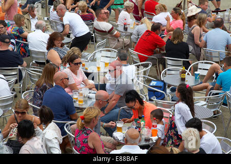 Les gens se profiter de la nourriture et des boissons à l'extérieur du festival de la baie de Cardiff, Pays de Galles, Royaume-Uni. Banque D'Images