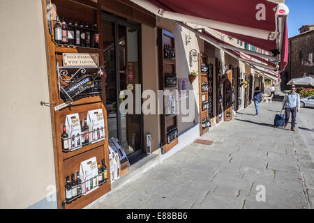 Beaucoup de boutiques de vin italien avec dégustation de vin et les bouteilles de vin s'affiche sur la fenêtre avant à Montalcino street Banque D'Images